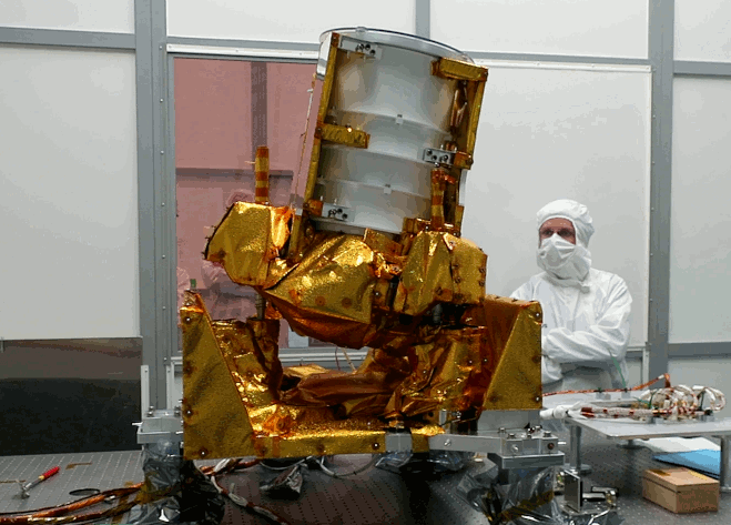 Le terminal laser de TELEO en mouvement en salle d’intégration Airbus. Le terminal laser de TELEO en mouvement en salle d’intégration Airbus.