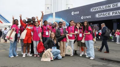 Une marraine et des jeunes filles posent au salon du Bourget Une marraine et des jeunes filles posent au salon du Bourget