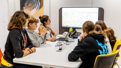Une intervenante et cinq jeunes filles regardant un écran Une intervenante et cinq jeunes filles regardant un écran
