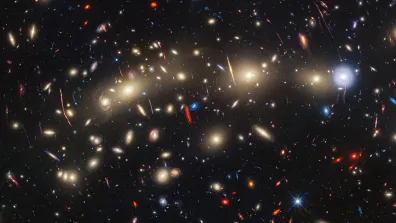 Image d’une partie de l’Univers, combinaison de 2 images prises par les télescopes spatiaux Hubble et Webb Image d’une partie de l’Univers, combinaison de 2 images prises par les télescopes spatiaux Hubble et Webb