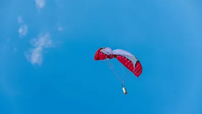 CanSat descendant sous parachute dans le ciel CanSat descendant sous parachute dans le ciel