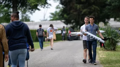 Deux étudiants, chacun portant sa mini-fusée