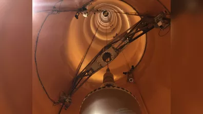 La capsule en bas de la tour de chute libre de l’ESA, prête à être catapultée. A l’intérieur se trouve une expérience de physique qui est ainsi testée en micropesanteur. La capsule en bas de la tour de chute libre de l’ESA, prête à être catapultée. A l’intérieur se trouve une expérience de physique qui est ainsi testée en micropesanteur.