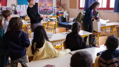 Un ingénieur parle de l'espace à des élèves dans une salle de classe Un ingénieur parle de l'espace à des élèves dans une salle de classe