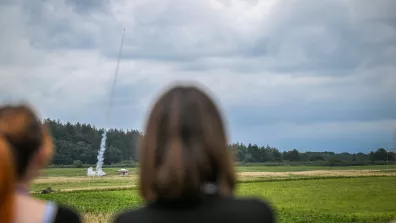 Une mini-fusée décollant de son lanceur devant le public Une mini-fusée décollant de son lanceur devant le public