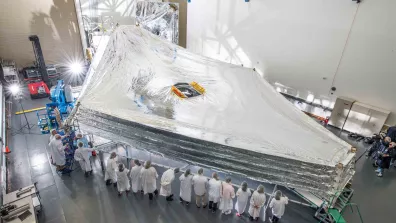 Une équipe de scientifiques vérifie le parasol du télescope spatial James Webb Une équipe de scientifiques vérifie le parasol du télescope spatial James Webb
