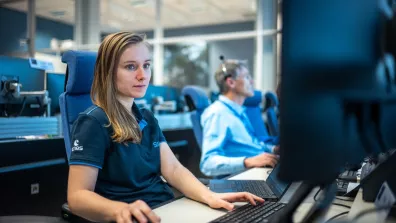 Une ingénieure du CNES participe à la mise à poste du satellite SWOT au Centre Spatial de Toulouse