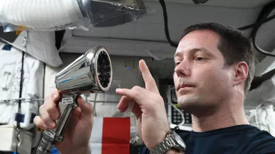 Thomas Pesquet teste l’instrument Télémaque, un projet de pince acoustique qui permet de manipuler des objets, voire des liquides, sans les toucher.  Thomas Pesquet teste l’instrument Télémaque, un projet de pince acoustique qui permet de manipuler des objets, voire des liquides, sans les toucher.