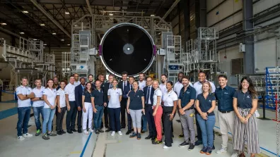 Groupe de personnes avec le président Emmanuel Macron, dans le bâtiment d'assemblage d'Ariane 6 Groupe de personnes avec le président Emmanuel Macron, dans le bâtiment d'assemblage d'Ariane 6