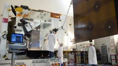 Le satellite de télécommunication Alphasat (ici au Centre Spatial de Toulouse) se trouve en orbite géostationnaire. En 2013 (lancement), il était le plus gros satellite européen de télécommunication jamais construit (6,6 tonnes). Le satellite de télécommunication Alphasat (ici au Centre Spatial de Toulouse) se trouve en orbite géostationnaire. En 2013 (lancement), il était le plus gros satellite européen de télécommunication jamais construit (6,6 tonnes).
