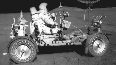 L’astronaute David Scott « au volant » de la jeep lunaire. Elle a été utilisée pour la 1ère fois lors de la mission Apollo 15 en 1971.  L’astronaute David Scott « au volant » de la jeep lunaire. Elle a été utilisée pour la 1ère fois lors de la mission Apollo 15 en 1971.