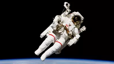 Pour la première fois, un astronaute flotte librement dans le vide spatial.  Pour la première fois, un astronaute flotte librement dans le vide spatial.