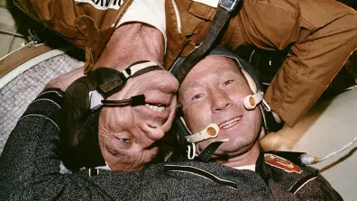 Donald K. "Deke" Slayton (USA, à gauche) et Alexeï Leonov (URSS, à droite). Donald K. "Deke" Slayton (USA, à gauche) et Alexeï Leonov (URSS, à droite).