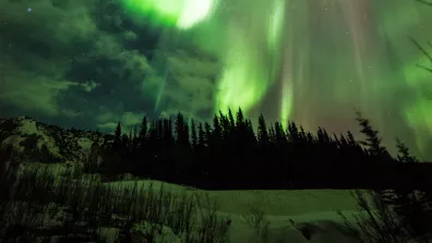 Les aurores polaires sont la manifestation visible de l’interaction des particules solaires ayant pénétré le champ magnétique terrestre avec les molécules de notre atmosphère. Les aurores polaires sont la manifestation visible de l’interaction des particules solaires ayant pénétré le champ magnétique terrestre avec les molécules de notre atmosphère.
