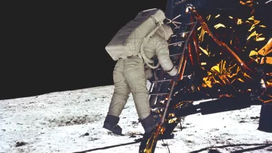 Buzz Aldrin descend du LM 19 minutes après Neil Armstrong, le 21 juillet 1969.  Buzz Aldrin descend du LM 19 minutes après Neil Armstrong, le 21 juillet 1969.