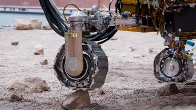 les roues du futur rover martien européen Rosalind Franklin. Chacune des 6 roues sera résistante, indépendante et motrice. les roues du futur rover martien européen Rosalind Franklin. Chacune des 6 roues sera résistante, indépendante et motrice.
