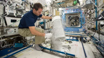 À bord de la station spatiale internationale, les astronautes consacrent 8 heures par jour aux expériences, 3 heures à la maintenance de la station et le reste au sport, sommeil, repas, loisirs.  À bord de la station spatiale internationale, les astronautes consacrent 8 heures par jour aux expériences, 3 heures à la maintenance de la station et le reste au sport, sommeil, repas, loisirs.