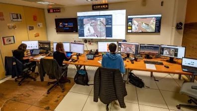 Les opérateurs du centre de mission commandent l’instrument SuperCam de Perserverance, au CNES de Toulouse. Ici, sont opérés également les instruments ChemCam et SAM de Curiosity. Les opérateurs du centre de mission commandent l’instrument SuperCam de Perserverance, au CNES de Toulouse. Ici, sont opérés également les instruments ChemCam et SAM de Curiosity.