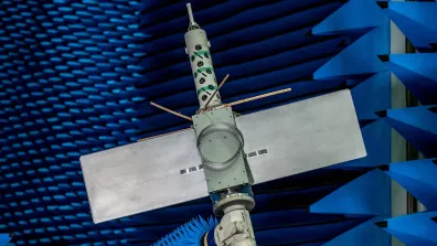 Les nanosatellites Kinéis sont équipés de 3 antennes miniatures (les 3 pics sur la photo) pour géolocaliser les balises à Terre. Ici, le déploiement et le rayonnement des antennes est testé à Terre avant l’envoi de la flotte de satellites dans l’espace.  Les nanosatellites Kinéis sont équipés de 3 antennes miniatures (les 3 pics sur la photo) pour géolocaliser les balises à Terre. Ici, le déploiement et le rayonnement des antennes est testé à Terre avant l’envoi de la flotte de satellites dans l’espace.
