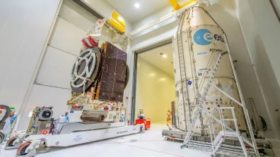 Préparation du satellite de télécommunications Konnect VHTS au Centre spatial guyanais pour son lancement par la fusée Ariane 5 en septembre 2022. Préparation du satellite de télécommunications Konnect VHTS au Centre spatial guyanais pour son lancement par la fusée Ariane 5 en septembre 2022.