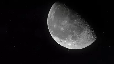 La Lune n’émet pas de lumière, contrairement à une étoile. C’est parce qu’elle est éclairée par le Soleil dont elle réfléchit la lumière qu’elle est brillante dans la nuit. Parfois, comme ici, la lumière réfléchie par la Terre vient éclairer la face sombre de la Lune : c’est la lumière cendrée.  La Lune n’émet pas de lumière, contrairement à une étoile. C’est parce qu’elle est éclairée par le Soleil dont elle réfléchit la lumière qu’elle est brillante dans la nuit. Parfois, comme ici, la lumière réfléchie par la Terre vient éclairer la face sombre de la Lune : c’est la lumière cendrée.