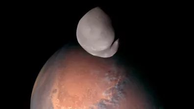 Mars et, au premier plan, la face cachée de sa lune Déimos capturées par la sonde Mars Hope. Mars et, au premier plan, la face cachée de sa lune Déimos capturées par la sonde Mars Hope.
