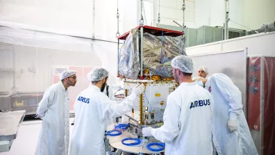 Couplage de l’instrument du satellite MicroCarb sur une maquette de la plate-forme (Myriade) avant des tests.  Couplage de l’instrument du satellite MicroCarb sur une maquette de la plate-forme (Myriade) avant des tests.