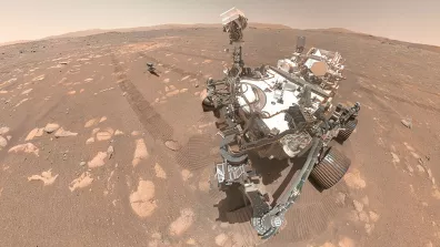 Selfie de Perseverance avec l’hélicoptèe Ingenuity (NASA) à la surface de Mars. Selfie de Perseverance avec l’hélicoptèe Ingenuity (NASA) à la surface de Mars.
