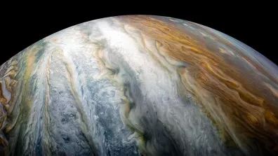 Les jolies bandes blanches, brunes, rouges à la surface de Jupiter sont des nuages agités par les tempêtes. Ils se séparent en bande sous l’effet de la rotation très rapide de Jupiter.  Les jolies bandes blanches, brunes, rouges à la surface de Jupiter sont des nuages agités par les tempêtes. Ils se séparent en bande sous l’effet de la rotation très rapide de Jupiter.