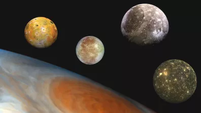 Jupiter, sa tache rouge, et ses quatre grosses lunes galiléennes Io, Europe, Ganymède et Callisto.  Jupiter, sa tache rouge, et ses quatre grosses lunes galiléennes Io, Europe, Ganymède et Callisto.
