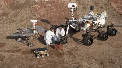 3 générations de rovers martiens : Sojourner devant, Spirit à gauche et Curiosity à droite. Les progrès (tant technologiques que sur la maitrise de l’atterrissage) permettent d’envoyer des rovers toujours plus massifs et sophistiqués. 3 générations de rovers martiens : Sojourner devant, Spirit à gauche et Curiosity à droite. Les progrès (tant technologiques que sur la maitrise de l’atterrissage) permettent d’envoyer des rovers toujours plus massifs et sophistiqués.