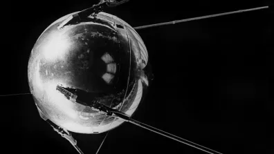 Le satellite soviétique Spoutnik a été mis en orbite par la fusée R-7. Il faisait le tour de la Terre en environ 98 minutes.  Le satellite soviétique Spoutnik a été mis en orbite par la fusée R-7. Il faisait le tour de la Terre en environ 98 minutes.