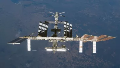 L’ISS en 2008, avec un cargo européen ATV amarré.  L’ISS en 2008, avec un cargo européen ATV amarré.