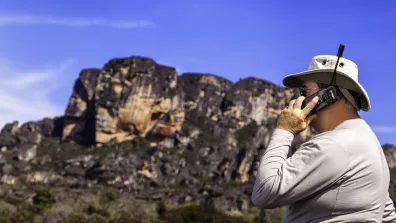 Les téléphones satellites s’avèrent utiles dans les milieux reculés, non couverts par des antennes-relais des réseaux téléphoniques terrestres. Les téléphones satellites s’avèrent utiles dans les milieux reculés, non couverts par des antennes-relais des réseaux téléphoniques terrestres.