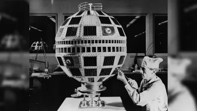 En 1962, les États-Unis lancent le premier satellite de télécommunication : Telstar. Il est une réplique de Spoutnik 1, le premier satellite placé en orbite en 1957 par l’URSS.  En 1962, les États-Unis lancent le premier satellite de télécommunication : Telstar. Il est une réplique de Spoutnik 1, le premier satellite placé en orbite en 1957 par l’URSS.