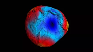Représentation très précise du géoïde terrestre (surface où la gravité est la même) obtenue grâce au satellite GOCE. Les parties rouges/jaunes correspondent aux écarts en altitude de + 100 m par rapport au Géoïde, les bleues de – 100 m.  Représentation très précise du géoïde terrestre (surface où la gravité est la même) obtenue grâce au satellite GOCE. Les parties rouges/jaunes correspondent aux écarts en altitude de + 100 m par rapport au Géoïde, les bleues de – 100 m.