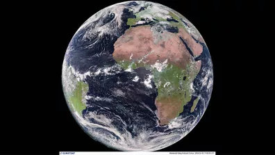 Des satellites météorologiques, comme ceux du programme européen MeteoSat, eux aussi utilisent cette orbite car à cette hauteur, ils « voient » quasiment tout un hémisphère ! Ils peuvent aussi suivre en temps réel le mouvement des nuages. Des satellites météorologiques, comme ceux du programme européen MeteoSat, eux aussi utilisent cette orbite car à cette hauteur, ils « voient » quasiment tout un hémisphère ! Ils peuvent aussi suivre en temps réel le mouvement des nuages.