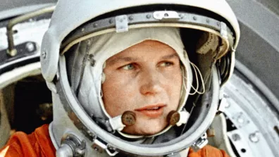 Valentina Vladimirovna Terechkova a été la première femme à effectuer un vol dans l'espace. Seule à bord de son vaisseau spatial Vostok 6 elle décolla le 16 juin 1963 du cosmodrome de Baïkonour. Valentina Vladimirovna Terechkova a été la première femme à effectuer un vol dans l'espace. Seule à bord de son vaisseau spatial Vostok 6 elle décolla le 16 juin 1963 du cosmodrome de Baïkonour.