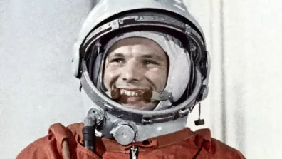 Le 12 avril 1961, depuis le pas de tir de Baïkonour, Iouri Gagarine s’envole pour accomplir une rotation autour de la Terre à bord du vaisseau spatial Vostok.  Le 12 avril 1961, depuis le pas de tir de Baïkonour, Iouri Gagarine s’envole pour accomplir une rotation autour de la Terre à bord du vaisseau spatial Vostok.