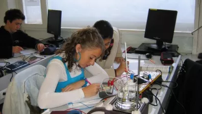 Deux élèves en train de réaliser une bouée expérimentale Deux élèves en train de réaliser une bouée expérimentale