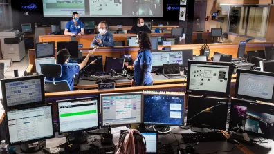 Depuis le CADMOS, au CNES de Toulouse, les équipes au sol aident les astronautes à réaliser leurs expériences.  Depuis le CADMOS, au CNES de Toulouse, les équipes au sol aident les astronautes à réaliser leurs expériences.