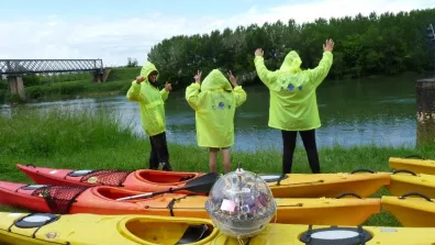 Trois élèves du Collège Élise Deroche au bord de la Garonne  Trois élèves du Collège Élise Deroche au bord de la Garonne