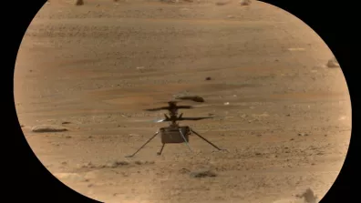 Image du drone Ingenuity prise par la caméra RMI de l’instrument SuperCam Image du drone Ingenuity prise par la caméra RMI de l’instrument SuperCam