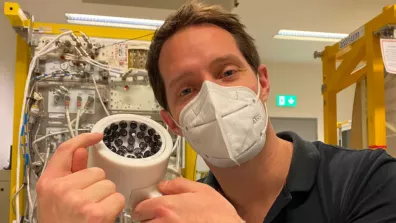 Thomas Pesquet teste l'expérience Télémaque au CNES/CADMOS de Toulouse en 2021 quelques mois avant de l'emporter dans l'ISS. Thomas Pesquet teste l'expérience Télémaque au CNES/CADMOS de Toulouse en 2021 quelques mois avant de l'emporter dans l'ISS.