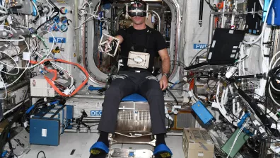 Durant ses missions Proxima (2016) et Alpha (2021) l’astronaute français Thomas Pesquet a réalisé une centaine d’expériences dont 19 pour le CNES. Ici, l’expérience ESA/CNES GRASP qui étudie la façon dont la coordination main-œil s’adapte à l’impesanteur.  Durant ses missions Proxima (2016) et Alpha (2021) l’astronaute français Thomas Pesquet a réalisé une centaine d’expériences dont 19 pour le CNES. Ici, l’expérience ESA/CNES GRASP qui étudie la façon dont la coordination main-œil s’adapte à l’impesanteur.
