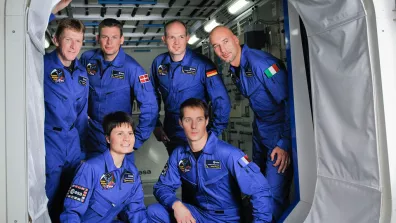 Thomas Pesquet (en bas à droite) accompagné des cinq autres astronautes de la promotion 2009 de l'ESA. Thomas Pesquet (en bas à droite) accompagné des cinq autres astronautes de la promotion 2009 de l'ESA.
