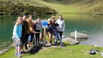 Des élèves du Lycée polyvalent Victor Duruy posant devant un lac à Bagnères-de-Bigorre Des élèves du Lycée polyvalent Victor Duruy posant devant un lac à Bagnères-de-Bigorre