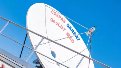 À Terre, les antennes des stations de réception (dont celle du centre français, au CNES de Toulouse) reçoivent et transmettent les informations collectées par les satellites Cospas-Sarsat À Terre, les antennes des stations de réception (dont celle du centre français, au CNES de Toulouse) reçoivent et transmettent les informations collectées par les satellites Cospas-Sarsat