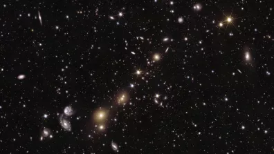 Le noyau de l'amas de galaxies Abell 3381 est visible, à 678 millions d'années-lumière de nous. L'image montre de nombreuses galaxies de formes et de tailles différentes, des galaxies elliptiques massives aux galaxies spirales modestes, en passant par les galaxies naines minuscules et peu lumineuses. Le noyau de l'amas de galaxies Abell 3381 est visible, à 678 millions d'années-lumière de nous. L'image montre de nombreuses galaxies de formes et de tailles différentes, des galaxies elliptiques massives aux galaxies spirales modestes, en passant par les galaxies naines minuscules et peu lumineuses.