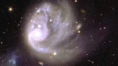La galaxie spirale ESO 364-G036,située à 420 millions d'années-lumière de la Terre. 0,0003% de la mosaïque initiale de 208 gigapixels. La galaxie spirale ESO 364-G036,située à 420 millions d'années-lumière de la Terre. 0,0003% de la mosaïque initiale de 208 gigapixels.